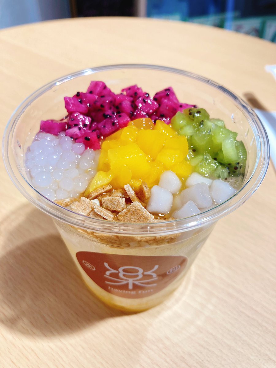 chanmao_meizi's tweet photo. 高田馬場の楽氷粉に行ってきたー!
前回は红糖冰粉だったので今回は鲜果冰粉を注文。
こっちもめちゃくちゃ美味しかった😋
寒くなったら登場するという养生冰粉も楽しみ。
また行こーっと。
#Chinesesweets
#中華スイーツ https://t.co/6YHL0QSoX3