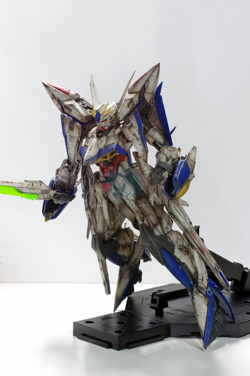 IMOChanPla's tweet photo. 久しぶりのツイートになります。ようやくMG 1/100 エクリプスガンダムが完成したのでツイートしました。ダメージ塗装にチャレンジしてみましたが、やりすぎた感が💦
#ガンプラ 
#ガンプラの画像貼るとRTされると聞いて 
#ガンプラ好きと繋がりたい https://t.co/IgdnO0z85u