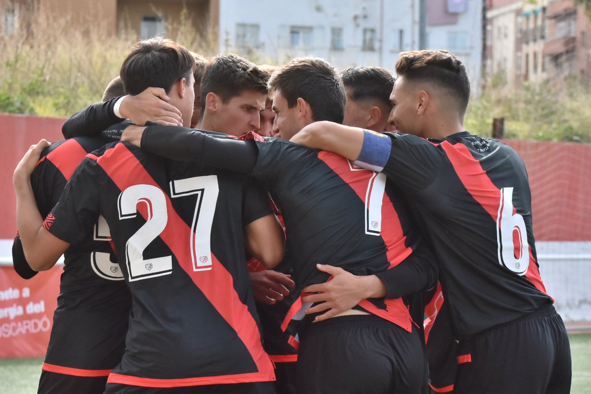 RayoVallecano's tweet photo. ⚡FINAAAAAL en el Román Valero!!! 
@CDCMOSCARDO_com 0 - Rayo B 2. 
⚽️ @Hector10p__ 
⚽️ @Quiviraa (p) 
Los locales terminaron el partido con uno menos por la expulsión de Peli. 
#VamosRayoB https://t.co/dSG3KO6yzo