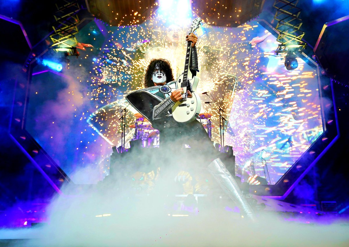 kiss's tweet photo. Happy Birthday @tommy_thayer!! Today is all about you! Enjoy your day! https://t.co/GyHak1CFgL