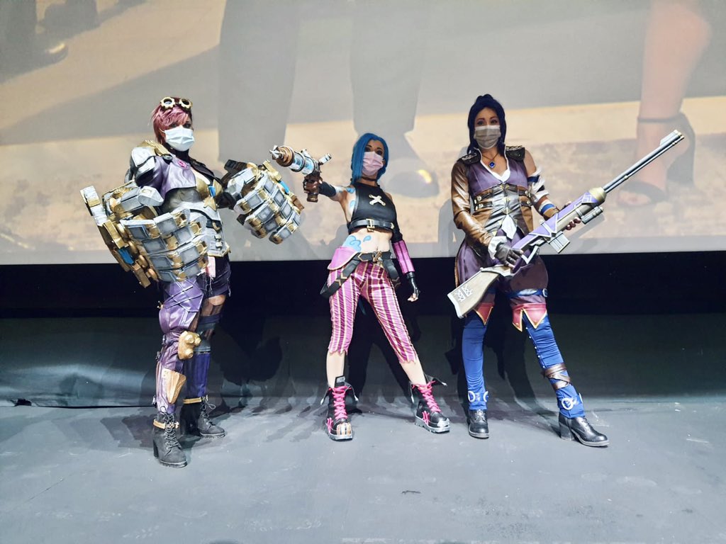 Muchísimas gracias <a href="/lol_es/">League of Legends ES</a> por haber contado conmigo para dar vida a Jinx y vivir esta experiencia junto con mis maravillosas compañeras. Ha sido increíble ver el primer capítulo de #Arcane en el cine. ♥️