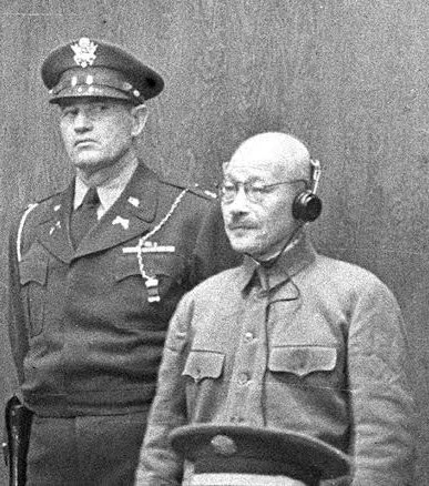 @P34392957 後ろから見た東條英機にしか見えん 