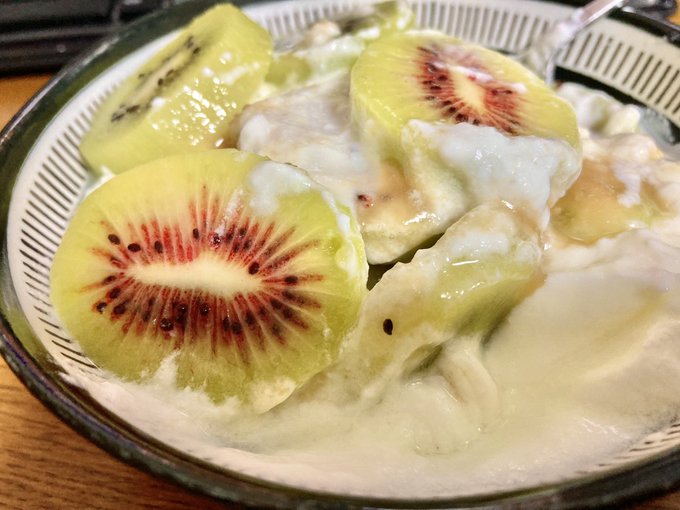 何だこの色味のキウイ、初めて見た https://t.co/LIUaE5rmu0