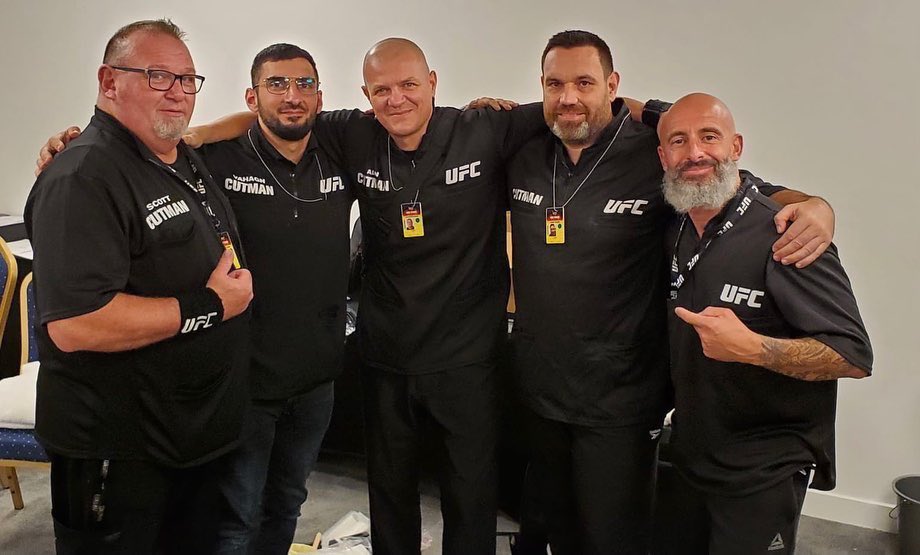 AngeloTarantini's tweet photo. #UFC267 Cutman Squad✂️ What a crew 👊🏻
@ufc @ufceurope 
#ufc #ufceurope #cutman #cutmanlife #thesardiniancutman #angelotarantini https://t.co/BvH6LSg7E0