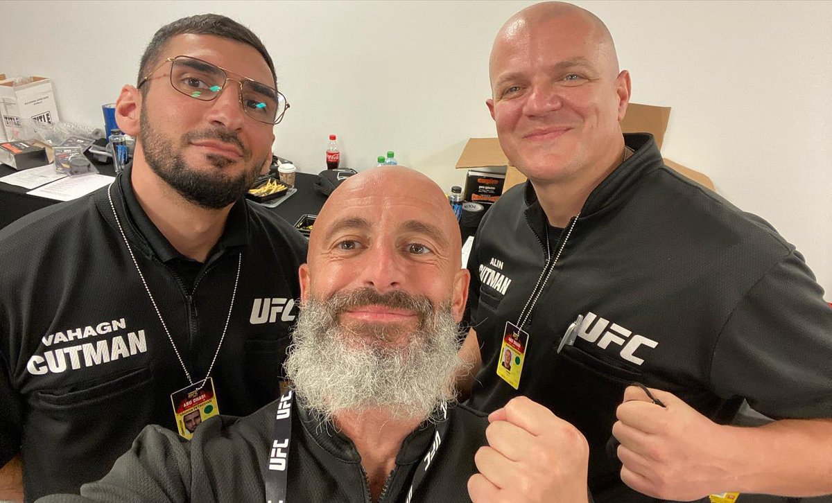 AngeloTarantini's tweet photo. #UFC267 Cutman Squad✂️ What a crew 👊🏻
@ufc @ufceurope 
#ufc #ufceurope #cutman #cutmanlife #thesardiniancutman #angelotarantini https://t.co/BvH6LSg7E0