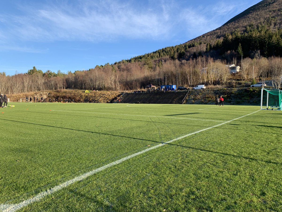 anbjerknes's tweet photo. På plass i Tomrefjord for opprykkskamp mellom Tomrefjord og Hødd 2. Kjølig, men flott matte og strålande sol. https://t.co/3JLl7jK0HZ
