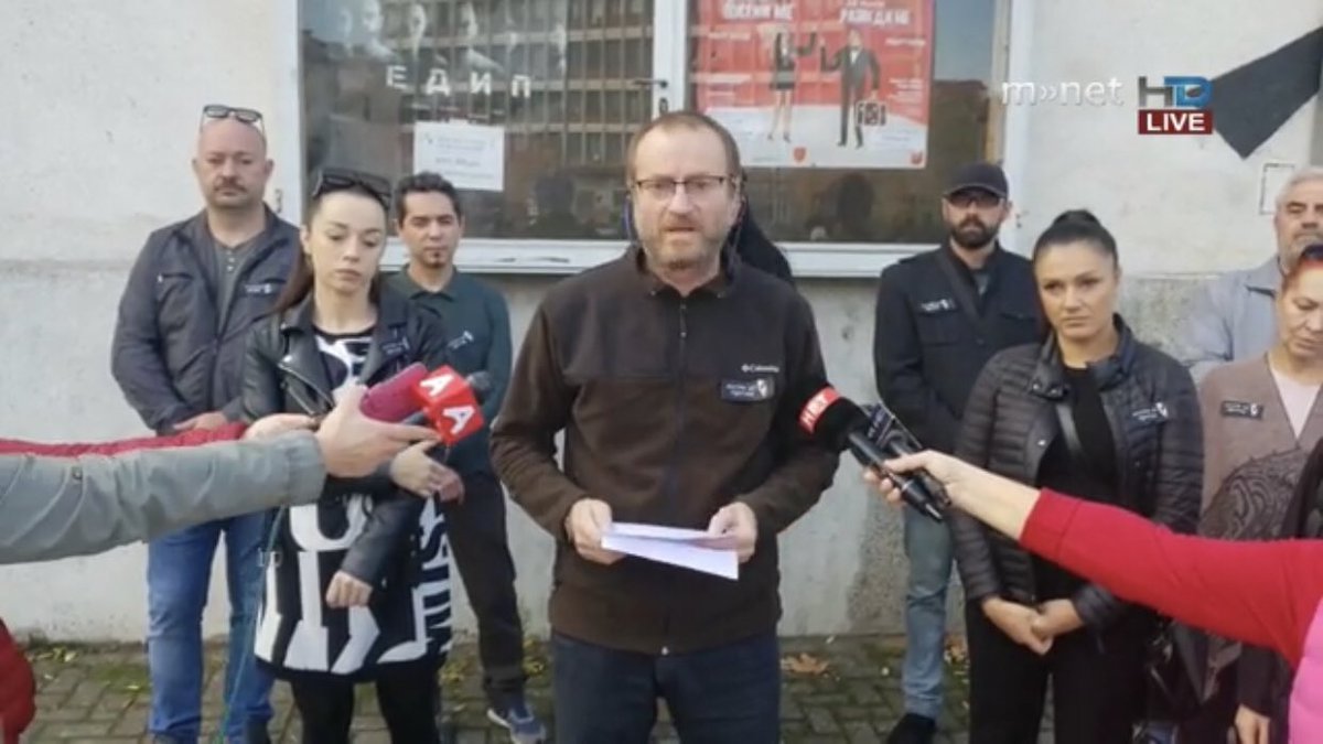 Некои од вас можеби се сеќаваат на Горан Трајков од Штип,”борецот за работнички права”,кој од НВО премина во јавен сектор…
Истиот веќе 7 месеци се изживува врз актерите од штипскиот театар,секојдневно врши мобинг и тортура,а до сега ни збор од Мин.за култура!
#НемаПравдаНемаМир