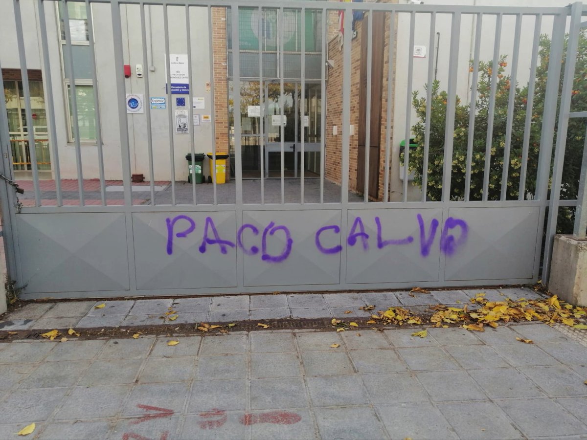 IES_ProfD_Ortiz's tweet photo. Me emociona saber que hay gente que se preocupa por la apariencia del director, aunque no era necesario estropear la puerta ya que mi peine me lo recuerda todas las mañanas. Lo importante es que lo que hay dentro de la cabeza funcione bien, no es verdad? https://t.co/BxThxfdszr