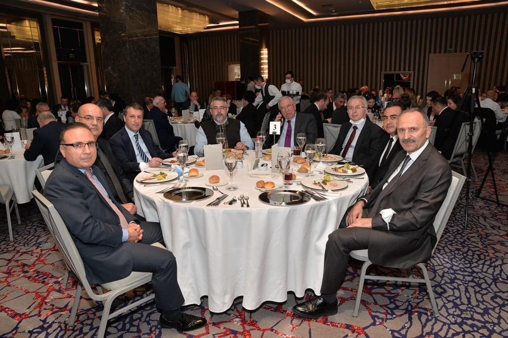 hamikoc_'s tweet photo. Artı Eğitim Dergisinin her yıl geleneksel olarak düzenlediği zirvede, pandemi sürecinde yüz yüze eğitime ve online eğitime katkılarımız sebebiyle yılın sivil toplum kurumu ödülünü Özkurbir adına aldım. Bu önemli katkıyı gören Cem bey ve ekibine teşekkür ediyoruz. https://t.co/TXMPvHJlxq