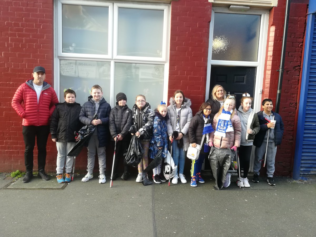 efc_bluemile's tweet photo. Great to have @PinehurstP with us as our #sweepers today. They'll be out and about picking up litter before the game. #BlueMile #SweeperZone #EVETOT https://t.co/Wgpk0Qlbh1