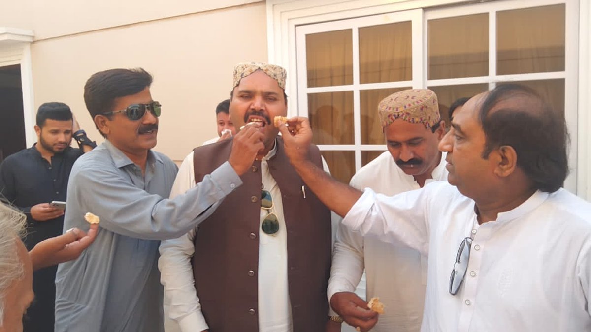 SaddamH76264314's tweet photo. مورو:
رئيس فيروز احمد خان جمالي (صدر PPP ضلع نوشھرو فيروز) طرفان قاضي رشيد احمد قريشي (چيئرمين مارڪيٽ ڪاميٽي ضلع نوشھرو فيروز) جي سالگرھ جو ڪيڪ اڄ فيروز جمالي ھائوس & پيپلز سيڪريٽريٽ مورو �� ڪاٽيو ويو.
Happy Birth Day ❤
Congratulations
@FerozeJamali
#PresidentPppDisst https://t.co/xClKeuBFhc