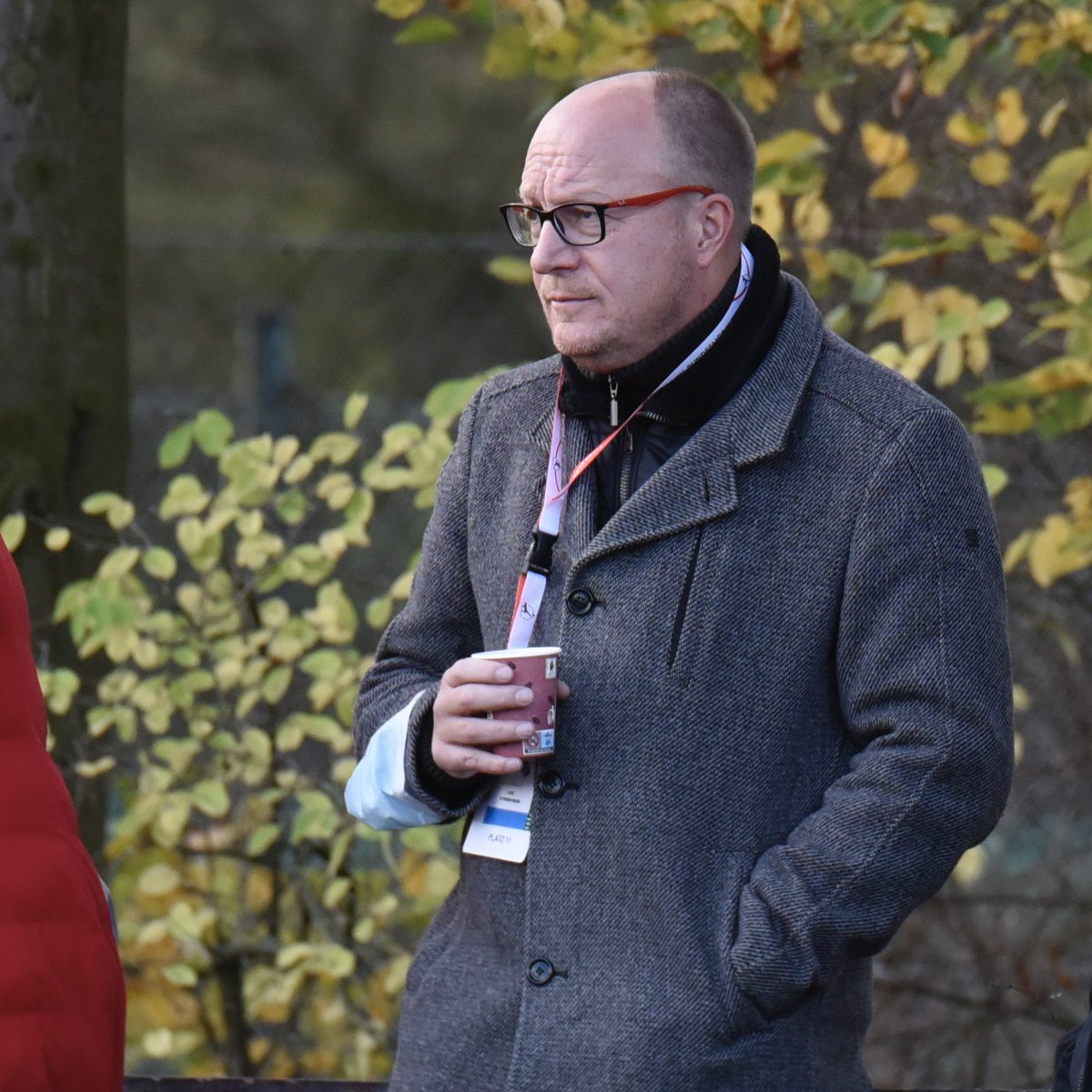 werderfrauen's tweet photo. Unterstützung auf allen Ebenen: #Werder-Präsident Dr. Hubertus #HessGrunewald & Aufsichtsratsmitglied Dirk #Wintermann drücken die Daumen. ✊🏻
#Werderfrauen https://t.co/h5v8CC2oqj