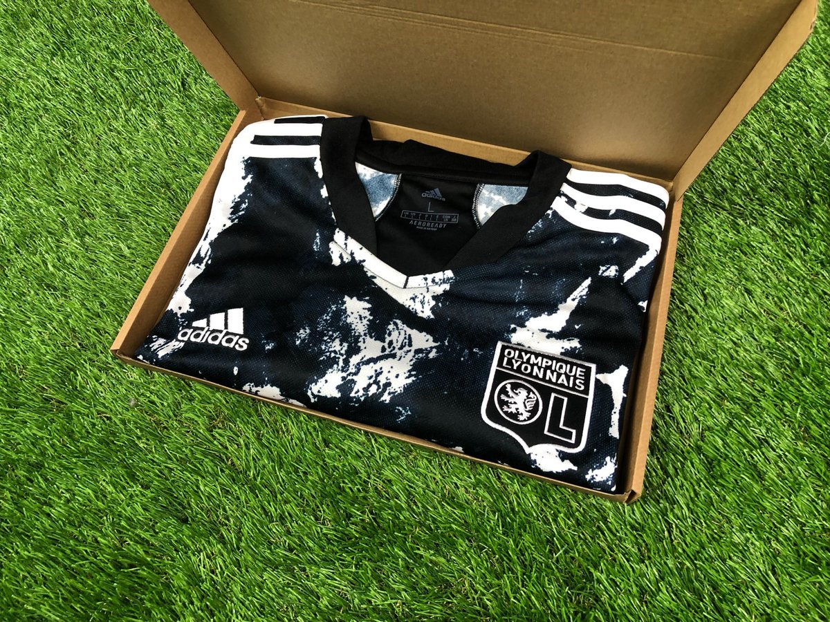 We are giving away a Mystery Football shirt to one lucky follower!👕 

To enter: 
1️⃣ RT this tweet
🤝 Follow us

Good luck! 🤞🏻