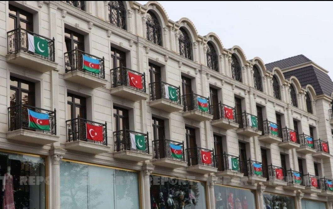 TurkiyeUrdu_'s tweet photo. آذربائیجان آرمینیا کے خلاف کاراباخ میں عظیم فتح پر کل وکٹری ڈے کی پہلی سالگرہ منا رہا ہے
ملک بھر میں آذربائیجان کے پرچم کے ساتھ پاکستان اور ترکی کے پرچم ہر جگہ دیکھے جاسکتے ہیں
آذربائیجان میں اس جنگ میں ترکی اور پاکستان کی حمایت پر شکریے کے جذبات پائے جاتے ہیں https://t.co/Frwu179RBk
