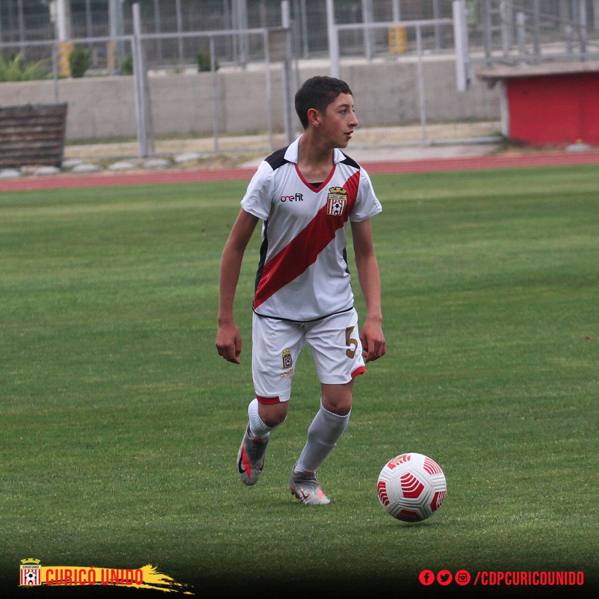 ¡La escuelita en acción! 👊 

A esta hora nuestros jugadores y jugadoras de la Escuela Oficial de Fútbol disputan un amistoso como partido preliminar de lo que será el partido entre <a href="/curicounidofem/">CDP Curicó Unido Femenino</a> y <a href="/UEoficial/">Unión Española</a> (11:30 horas) ⚽

¡La entrada es liberada! 🎟️

#ElClubDeSuGente ⚪🔴