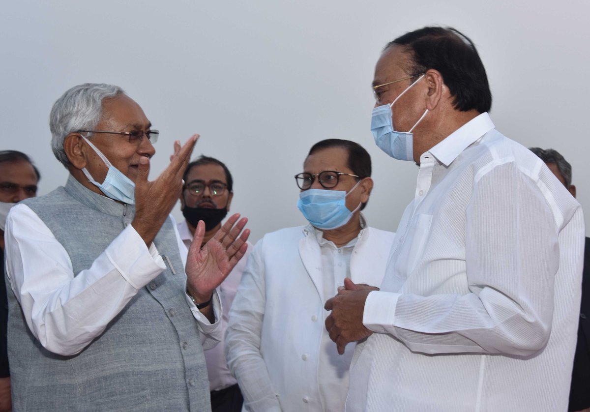 NitishKumar's tweet photo. माननीय उप राष्ट्रपति श्री एम० वेंकैया नायडू जी के दो दिवसीय बिहार दौरे के बाद उन्हें पटना हवाई अड्डा पर विदाई दी तथा उनके सुखद यात्रा की कामना की। 

https://t.co/A9oYGaKyeb https://t.co/QsJAUNLzv6