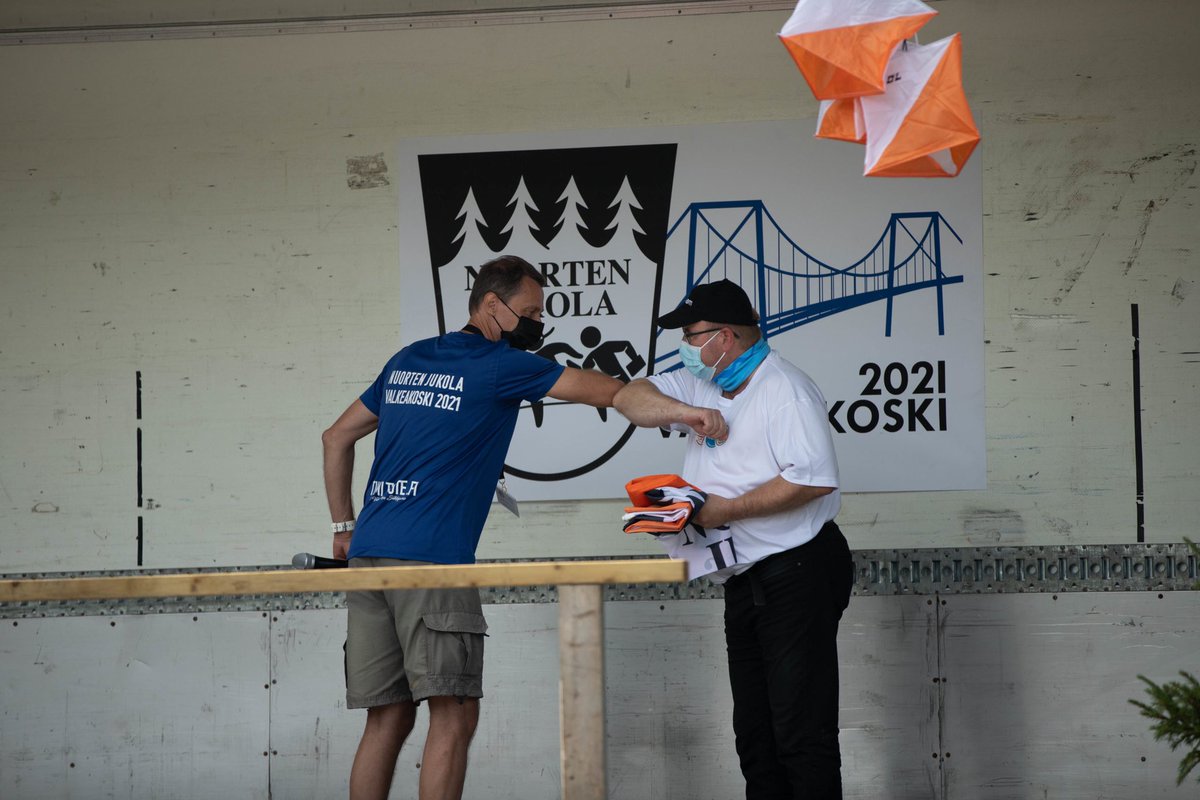 Tänään on pidetty tiedonsiirtokokous Kotkassa, jossa <a href="/hakasuunnistus/">Haka Suunnistus</a> jakoi kokemuksiaan Nuorten Jukolan ja superviikonlopun järjestämisestä.

Samalla luovutamme myös somen osalta viestikapulan ensi vuoden järjestäjille. Tsemppiä <a href="/KyminSuunn/">Kymin Suunnistajat</a> ja <a href="/VehkalahdenVeik/">Vehkalahden Veikot</a> 🤝

📷 @turugraphy