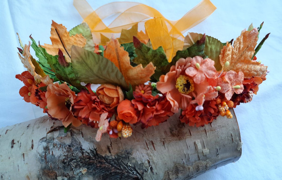 findyourflowers's tweet photo. I finally found my inspiration again. The autumn princess crown is an adjustable flower crown with orange flowers in different shades and some leaves.

#flowercrown #blumenkranz #blumenkrone #Autumn #fall #headpiece #handmade #ORANGE #hairaccessory #photoprop #festival #cosplay https://t.co/LDILfSWHse