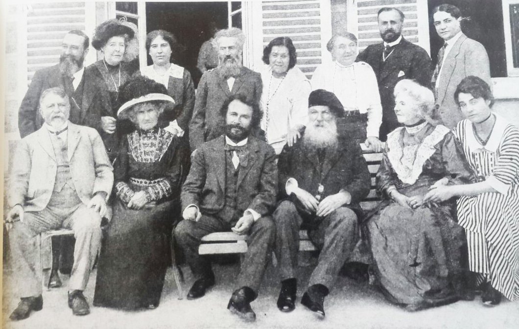 El pintor venezolano Tito Salas (arriba a la derecha) luego de compartir una velada en Francia con la científica Marie Curie (de sombrero, sentada) y el escultor Auguste Rodin (de boina, sentado), entre otros.