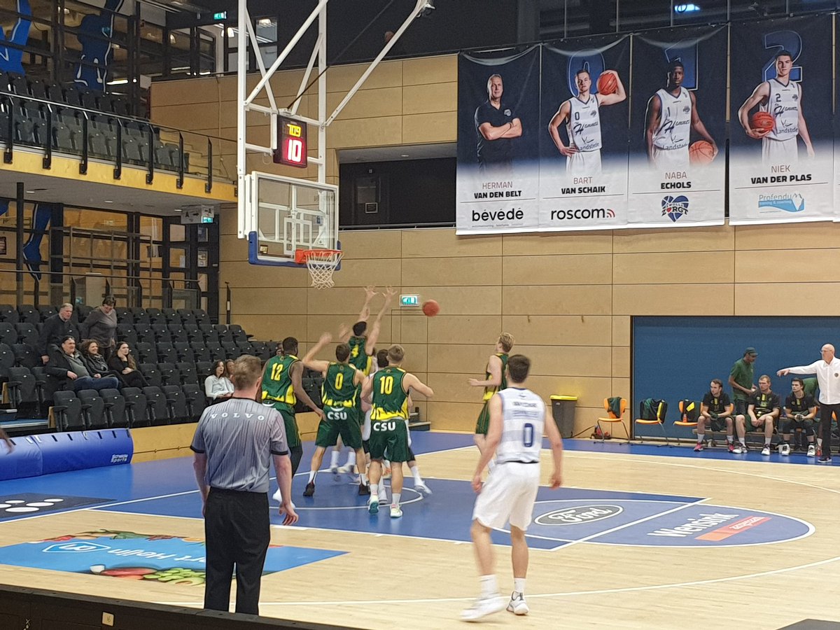 Goed om weer in het theater te zijn. In het Theater van de sport, welteverstaan. In <a href="/LandstedeSport/">Landstede Sportcentr</a> dus. <a href="/LandstedeBasket/">Landstede Hammers</a> tegen @TheHagueRoyals. We zijn los!