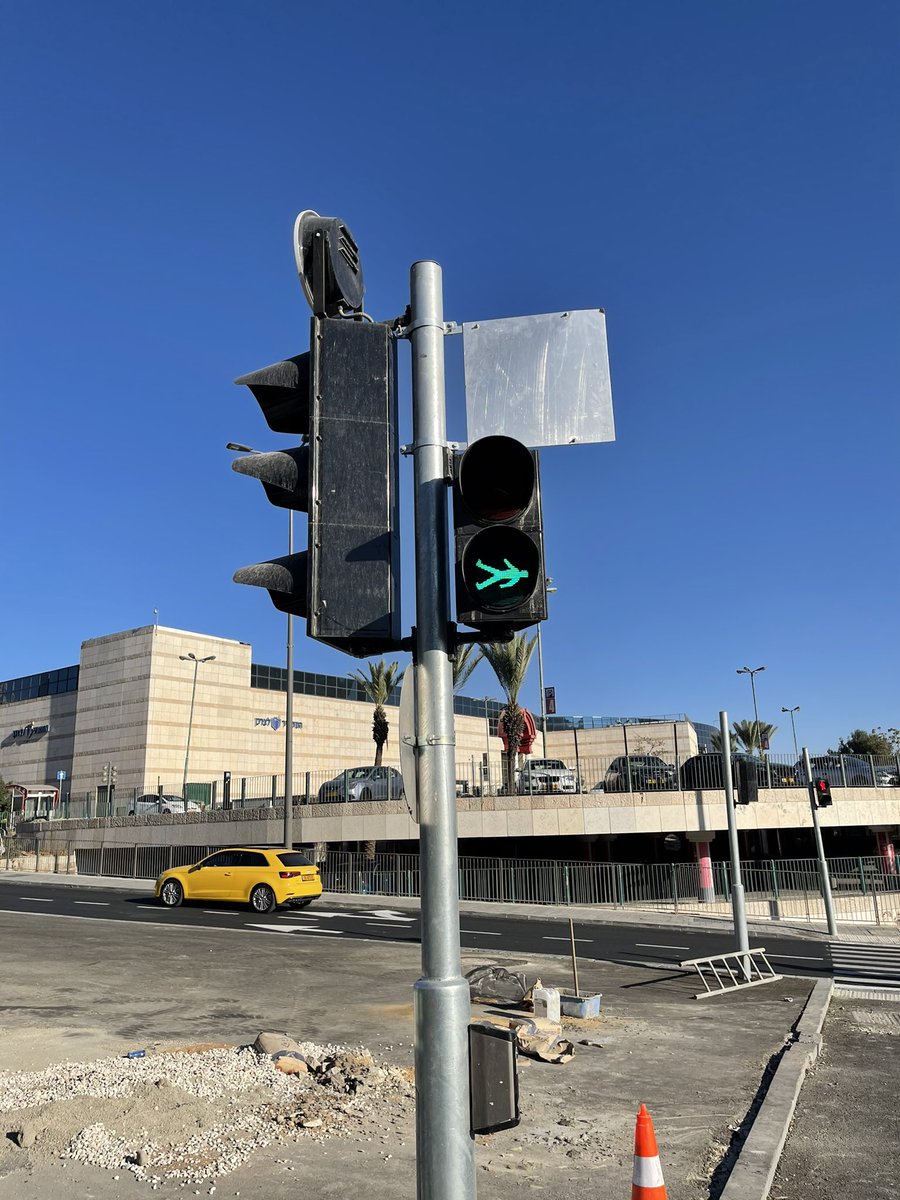 thesluis's tweet image. Nieuw stoplicht. 😅
#onlyinIsrael