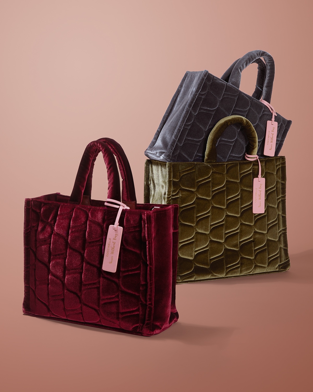 Coccinelle on X The Never Without bag in velvet is the ultimate 24 7 bag. Coccinelle Winter21 Shesarainbow NeverWithout NeverWithoutBag Quilted https t zjkAbYLAOQ X