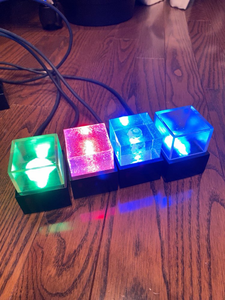 code4susono's tweet photo. 空気のヨドみ具合の指標となるセンサーをarduinoで作成。青→緑→黄→橙→赤　の順番に二酸化炭素濃度が高くなっている感じが色でわかります。製品名はどうしましょ https://t.co/OgGQbmagaI