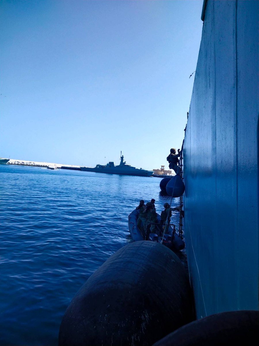 HMSDefender's tweet image. While we’ve been alongside in Duqm our Royal Marine Boarding Team has been busy conducting training with the Royal Navy of Oman #StrongerTogether #CSG21