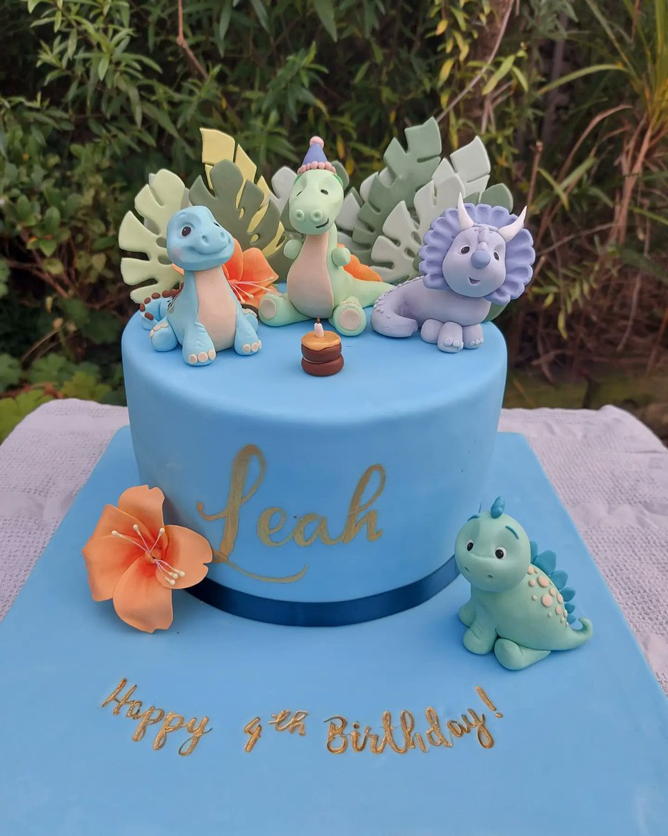 Camdragon's tweet photo. Cake!
Proud of my talented daughter, @bethanyhaigh6 who keeps coming up with gorgeous cake designs.
#bethbakes https://t.co/a5tSTXI1c2