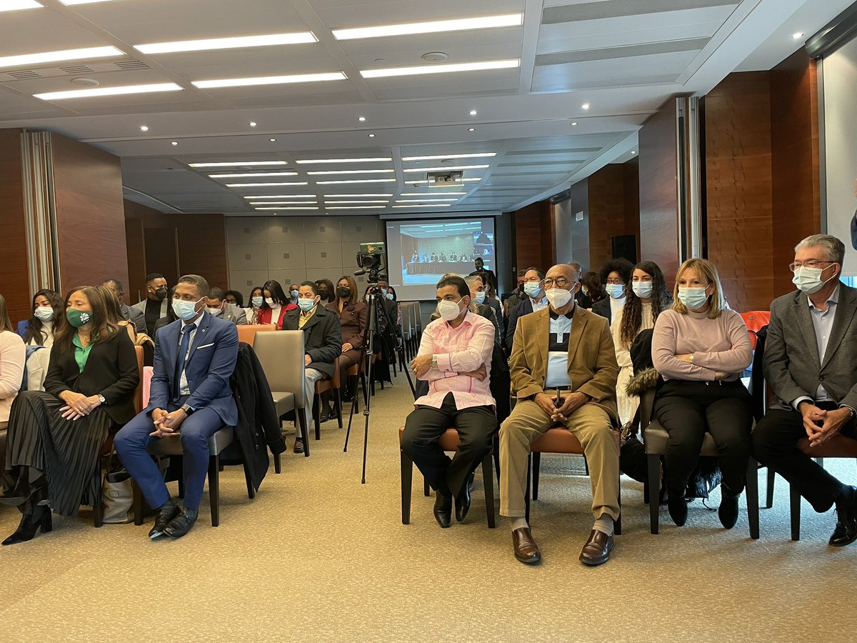Leonel Fernandez se reúne con los profesionales dominicanos de Europa en la ciudad de Madrid.<a href="/vereda99/">Jacobo Arnaud C.</a> <a href="/henry_meran/">DR. HENRY MERAN</a> <a href="/m_leonelista/">MaquinariaLeonelista</a> <a href="/radhamesjimenez/">Radhames Jimenez</a> @nueboiuser <a href="/CDN37/">CDN 37</a>