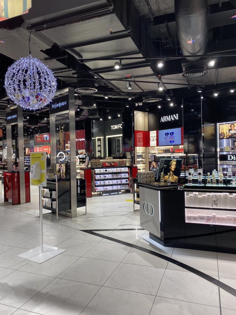 conferencesport's tweet photo. @DublinAirport amazing stuff this morning. Twenty minutes from arrival to duty free #zeroqueues #usabound #reconnectwithireland https://t.co/uRTxMi3ICL