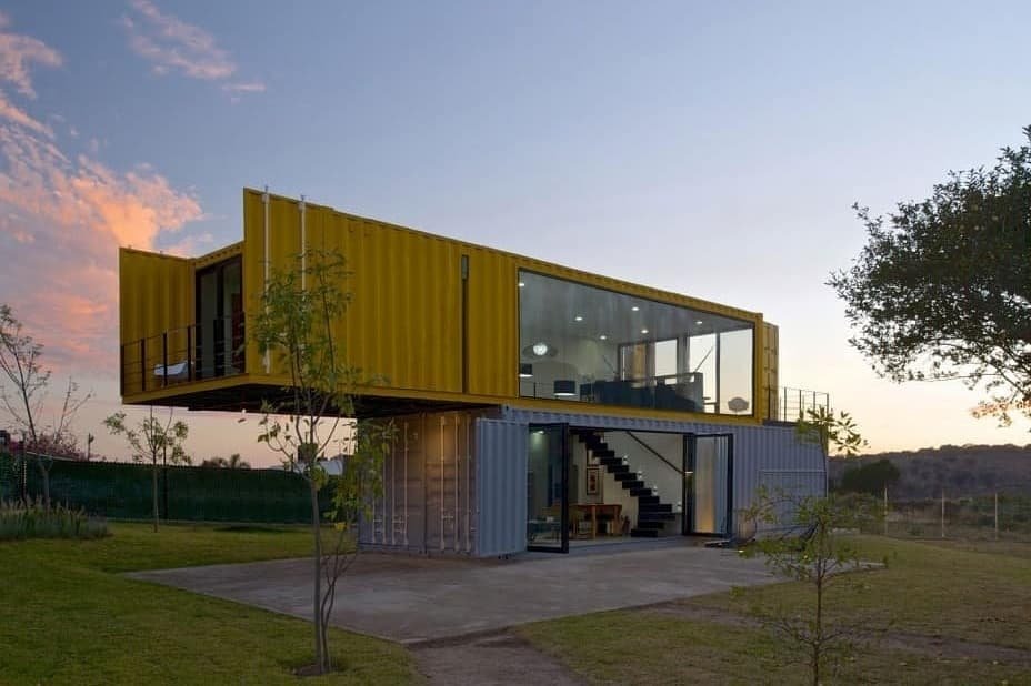 Builderproject_'s tweet photo. Created out of 4 shipping containers, two down and two up plus 1 additional fifth container specifically used for guests due to the remote location.Designed 2-storey shipping container home in a stacked but staggered volume to create a covered terrace below and two exposed above. https://t.co/B79kJ9X8KE