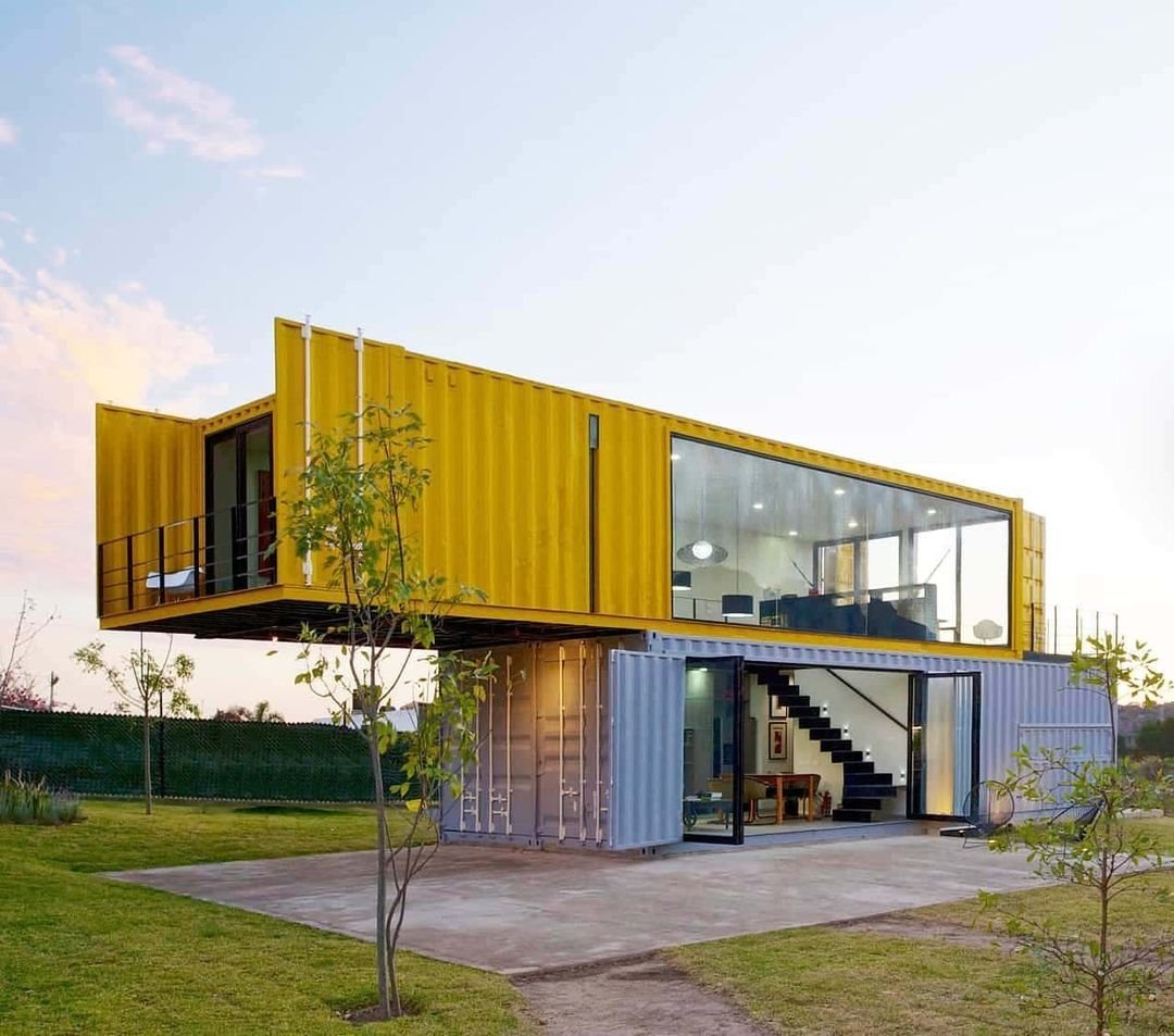 Builderproject_'s tweet photo. Created out of 4 shipping containers, two down and two up plus 1 additional fifth container specifically used for guests due to the remote location.Designed 2-storey shipping container home in a stacked but staggered volume to create a covered terrace below and two exposed above. https://t.co/B79kJ9X8KE