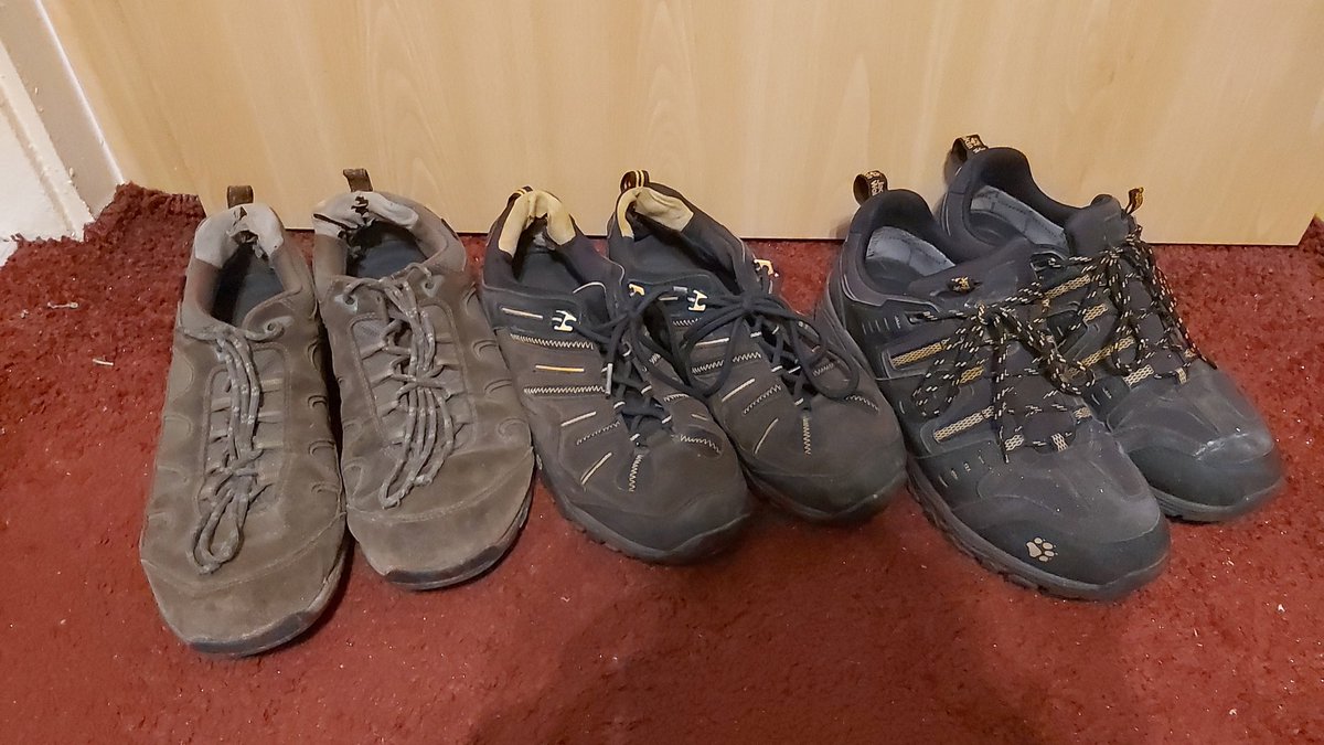 Links meine ersten (9 jahre getragen) mitte (7 jahre) und rechts meine jetzigen (2 jahre) 🤗 in 18 Jahren 3 paar Schuh gekauft. Die nächsten in ein paar Jahren werden auch wieder von @jackwolfskin