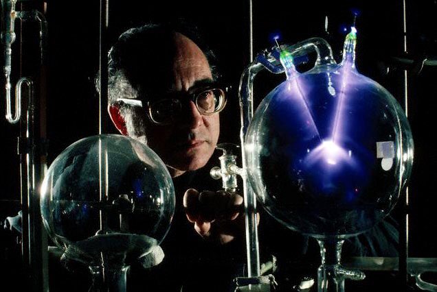 jorgemo1999's tweet photo. En la década de 1950, un estudiante llamado Miller le propuso a su profesor Urey un interesante experimento que demostraría que las primeras moléculas orgánicas que forman parte de la vida pudieron aparecer espontáneamente en la Tierra primitiva 🌍, pero se dejaron un detalle…🧵 https://t.co/KhAqkZQo6W