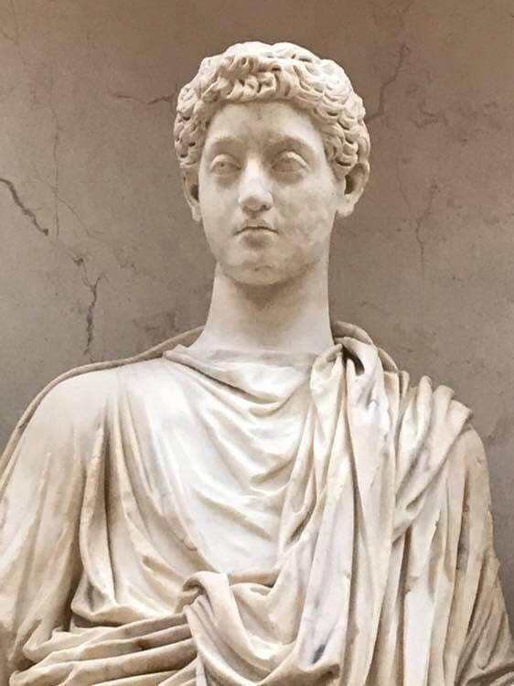 ValeriaAugusta8's tweet photo. Statue de Commode retrouvée à #Gabies en #Italie et conservée au #Louvre. Cette statue correspond à sa représentation officielle pour ses 14 ans. @MuseeLouvre https://t.co/9cnvM7hd4S