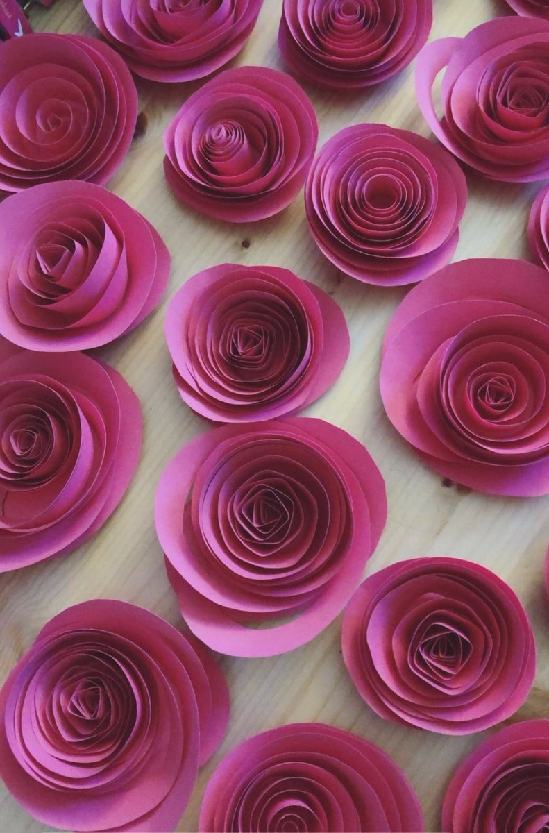 annaconte81's tweet photo. Sembra quasi di sentirne l’odore 
delle rose appena raccolte
ed invece son di carta
realizzate con passione 
dalle mani creative di
@val_ina 
🌹 
Dove c’è amore per ciò che si fa
ci sono #arcobaleniovunque 🌈 
@CasaLettori https://t.co/dFyXLHz11P
