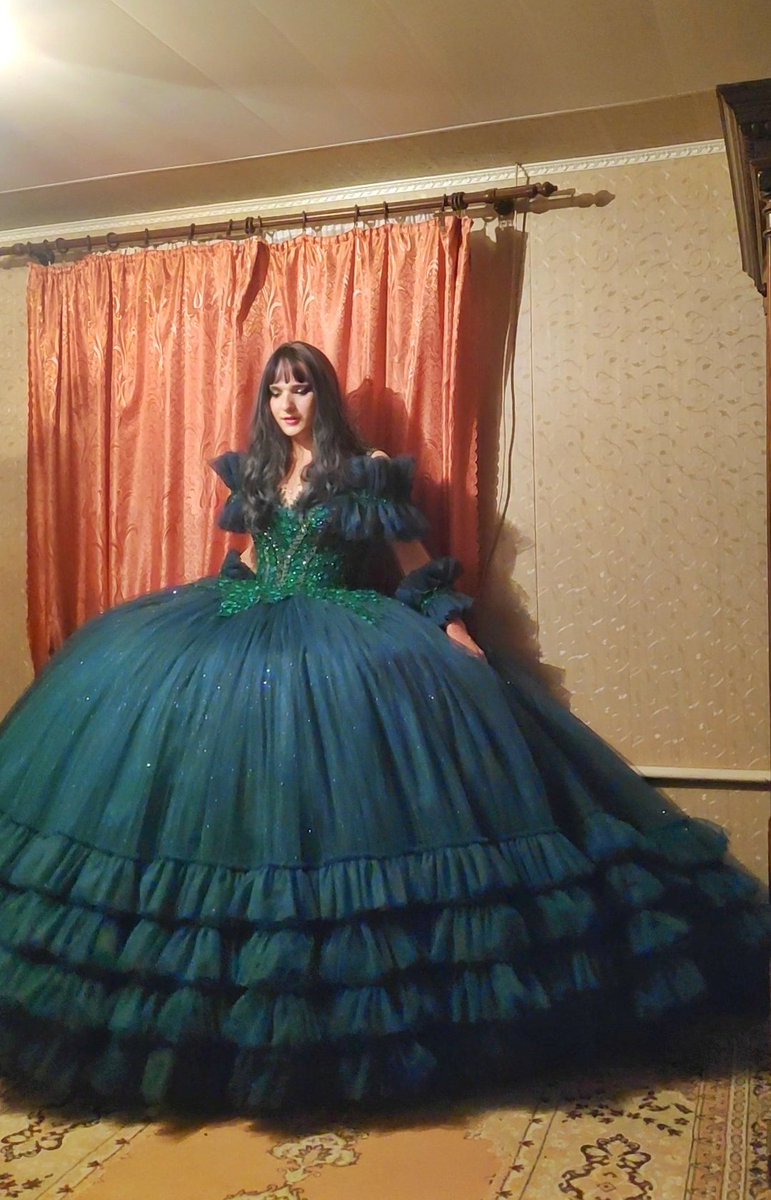 Nikky_CD's tweet photo. My new ball gown 😊 It is incredibly lush and beautiful.

#ballgown #crossdressing #crossdresser #eveninggown #greendress #maletofemale #boytogirl #lgbtq #feminization https://t.co/QsUvHPVyS7