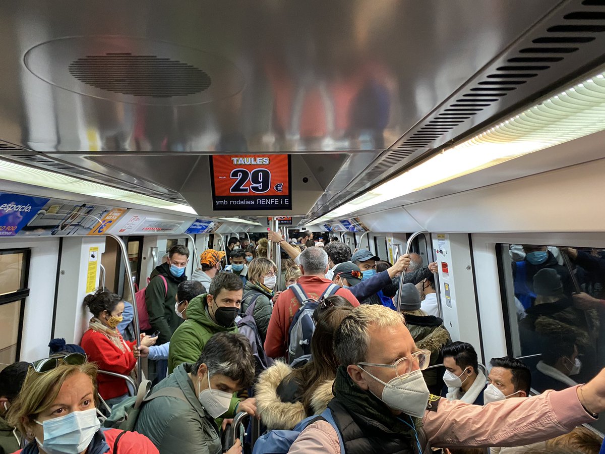 hlennna's tweet photo. @TMB_Barcelona En un dia com avui amb la @maratobarcelona calia reforçar el servei de metro i no fer-nos anar com sardines en llauna. Mesures COVID #lamentables @bcn_ajuntament https://t.co/XMaEjDlT95