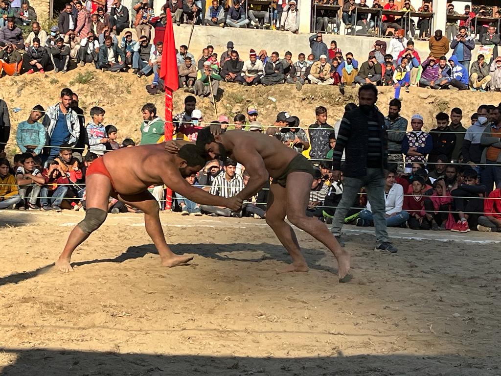 AwamFor's tweet photo. #IndianArmy promoting sports &amp; youth empowerment. #RashtriyaRifles org #Dangal competition at  J&amp;K participated in the tournament which was graced SDM Thatri &amp; reps of civ adm.
#jk
#SportsCenter
#غزلان_الشمال #Treasure #حزب_الله_مرض_لبنان https://t.co/Q48duHJjJk