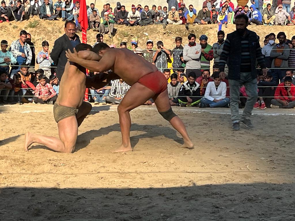 AwamFor's tweet photo. #IndianArmy promoting sports &amp; youth empowerment. #RashtriyaRifles org #Dangal competition at  J&amp;K participated in the tournament which was graced SDM Thatri &amp; reps of civ adm.
#jk
#SportsCenter
#غزلان_الشمال #Treasure #حزب_الله_مرض_لبنان https://t.co/Q48duHJjJk