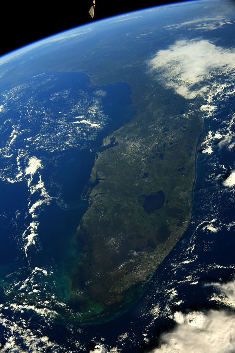 Thom_astro's tweet photo. Le voyage spatial est le seul qui permet de voir sa destination avant d’y arriver, plutôt cool 😎 La Station spatiale a survolé la Floride récemment, et ce sera à nouveau le cas quand on va plonger vers elle pour se poser. #MissionAlpha https://t.co/kMAWwCFsk0 https://t.co/5R2qn5O5gP