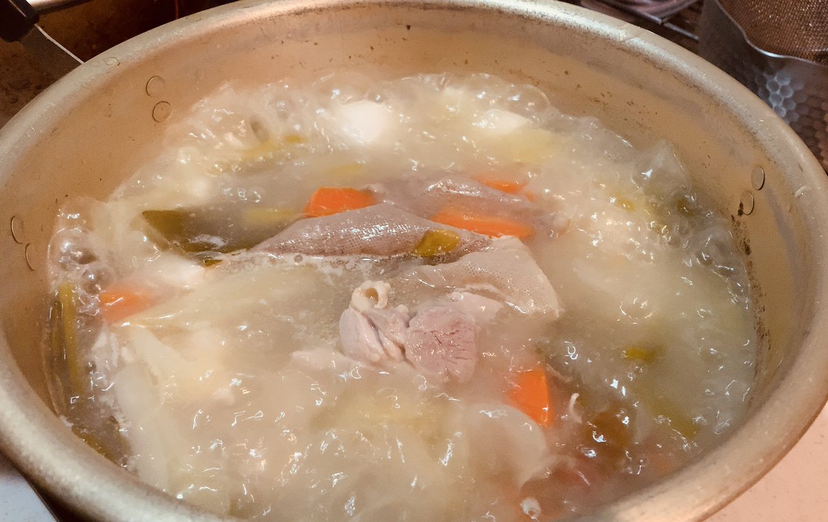 鶏スープ作成中 鶏飯か鶏ラーメンか鳥そうめんにするか悩むわ 藍井彬 旭凛太郎 のイラスト