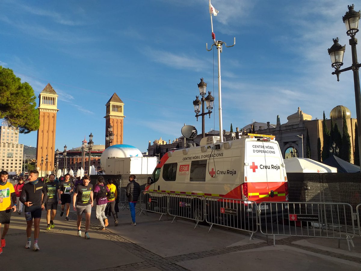 CCCreuRojaCAT's tweet photo. Avui SSPP Marató de Barcelona amb 12 ambulàncies, 32 punts d'assistència i gairebé 100 companys fent la cobertura. #ZurichMaratoBCN21 #ServiciosPreventivosCruzRoja  @CreuRojaCAT @CreuRojaBCN https://t.co/qu5jZ2b1Nu