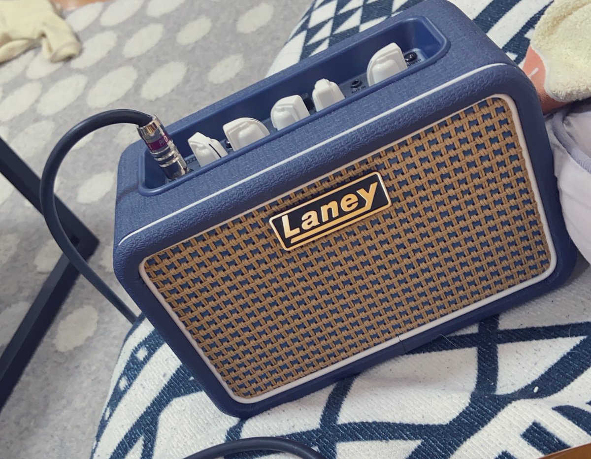 PapRinc's tweet photo. リビングでながら弾きする用のアンプを追加。Laney mini ST。これまでBLACKSTARのFLY3使ってましたがクリーンがいいやつほしくて買いました。中々いいです。なにより見た目が良い。
#Laneyamp #blackstarfly3 https://t.co/ntGJCVsxhl