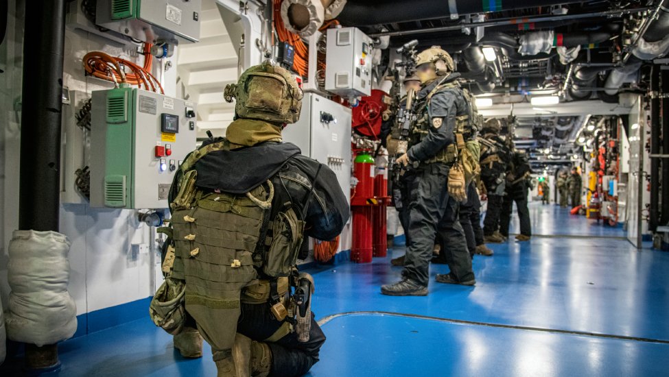 FlMichele69's tweet photo. With increasing political/religious/economic instability in areas of the 🌍 at the crossroads of commercial & tourist maritime traffic, @ItalianNavy intensifies specific training in the liberation of 🚢 hijacked by terrorists or🏴☠️
Raiders #COMSUBIN
#BoardingTeam #BrigadeSanMarco https://t.co/jl9po48nwk
