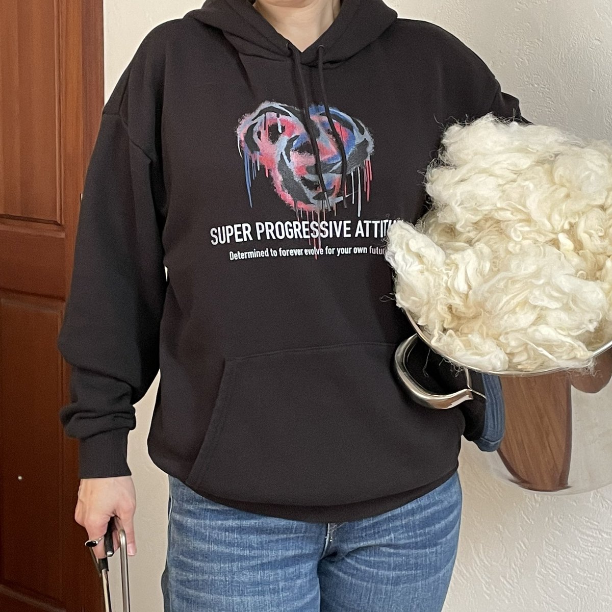 saotamayuzu's tweet image. 身長165cm、見頃や袖の感じはこっちが分かりやすいかな？大きめでも絶妙なラインでだらしなく見えない（私比べ😁）Lでも良かったかも。

え？鍋が邪魔？気になる腰回りをカバーする必須アイテムですよ

#PUMAJAPAN #DAISUKETAKAHASHICOLLECTION 
#FUTURECOLLECTION
#髙橋大輔