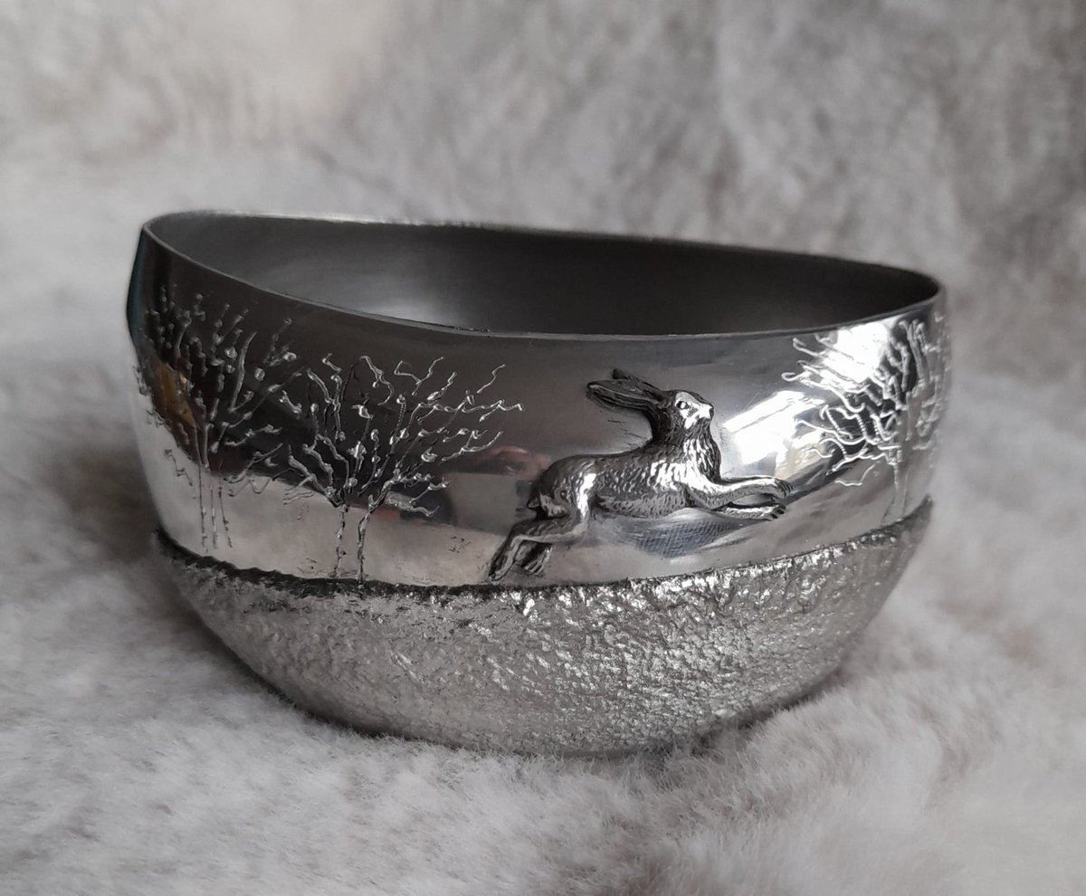 JimQuirkymetals's tweet photo. A piece called "Winter hare".A decorative bowl completed a week ago. Textured base with trees in the background giving the impression of a frosty morning.
#sheffieldmade #madeinSheffield #hare #winterhare #winter #pewter #sheffield #yorkshiremade #britishmade #handmade #gifts https://t.co/FEnvYc6bbJ