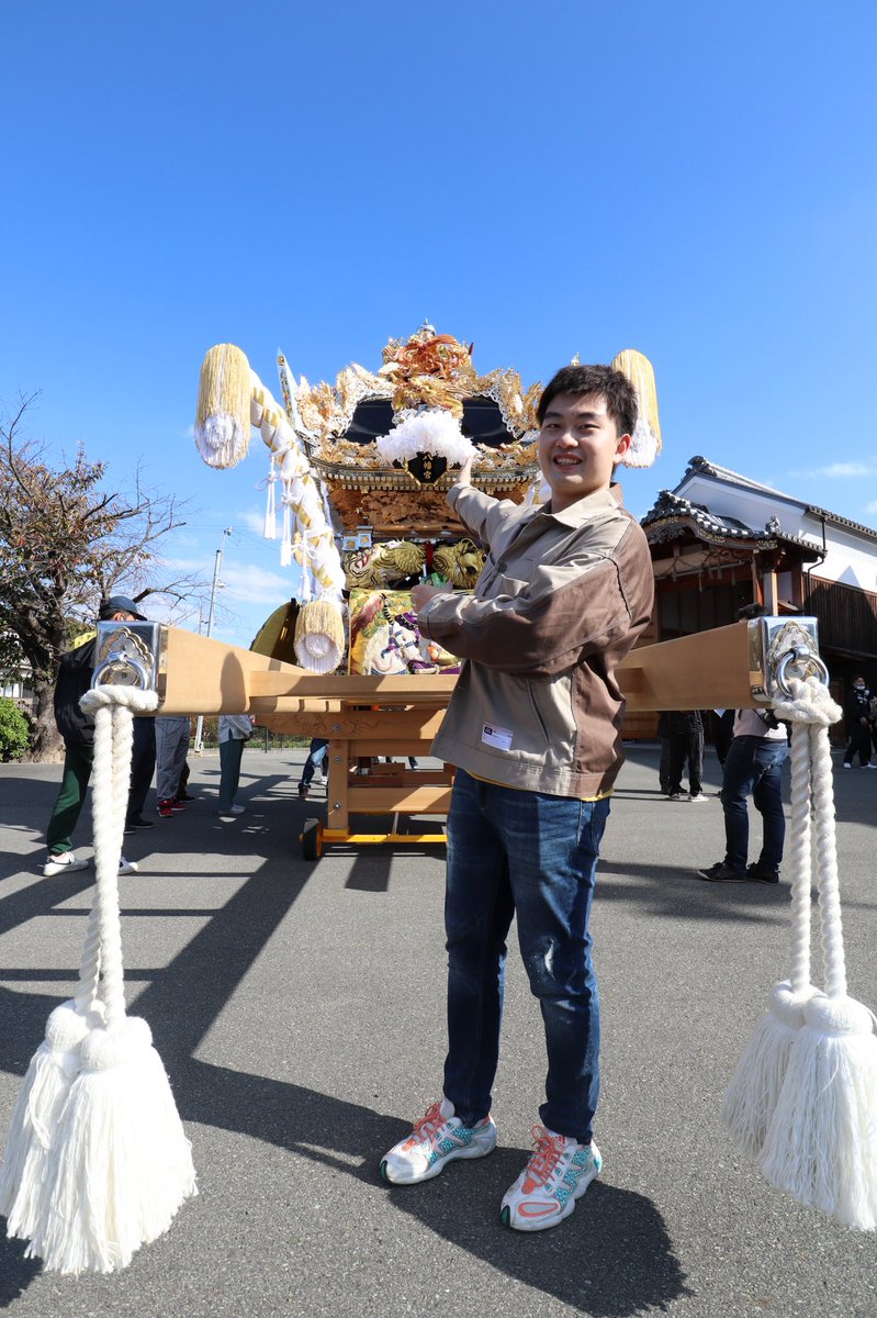 CHOCO_1996's tweet photo. 姫路灘の宇佐崎屋台の取り付けを拝見させていただきました！
みんなとても親切で、ありがとうございます😭
日差しに輝いて最高に綺麗です！ https://t.co/bNrxnGiZVi