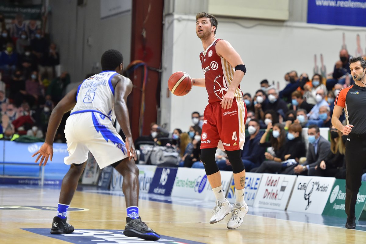 PallTrieste's tweet photo. 📸🏀 Riviviamo le emozioni della prima vittoria esterna con i migliori scatti di ieri sera! ⚪️🔴

📸 Ciamillo-Castoria

#VivilaDalVivo #allianzpallacanestrotrieste #LBASerieA #trieste #basket #basketball #biancorossi #pallacanestro #serieA https://t.co/YKAIQ3elsH